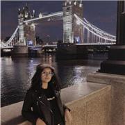 Ragazza disponibile offre un aiuto a chi ha bisogno di essere seguito con l'inglese, una lingua essenziale